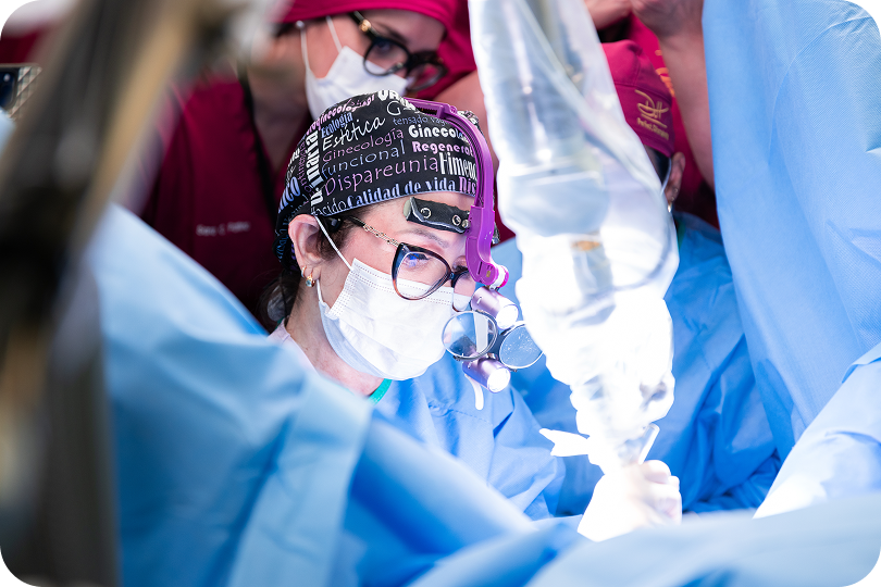 Dra. Dulce fazendo cirurgia de clitóris durante o curso enquanto as alunas observam.